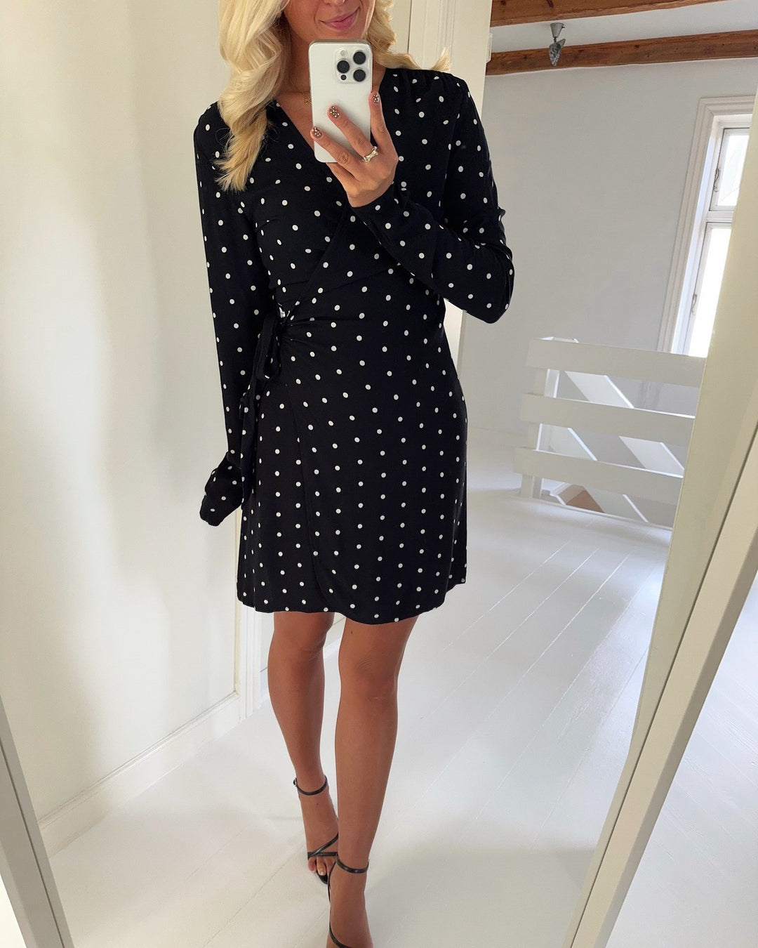 Only kjole keshav ls v-neck wrap black/dots