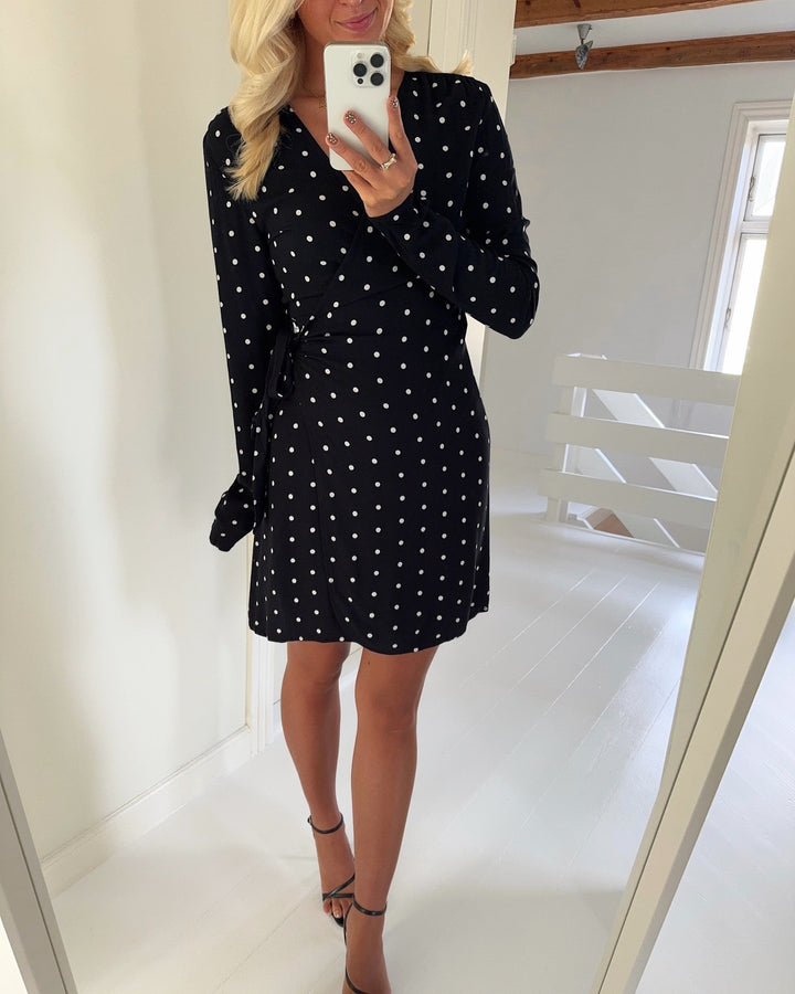 Only kjole keshav ls v-neck wrap black/dots