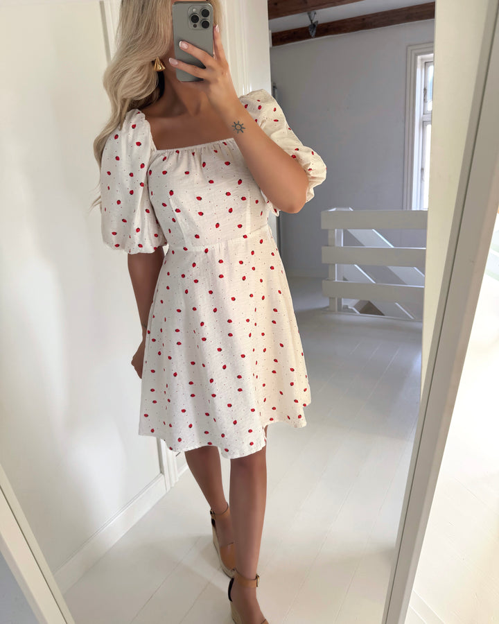 Vero Moda kjole odette 2/4 short snow white/strawberry