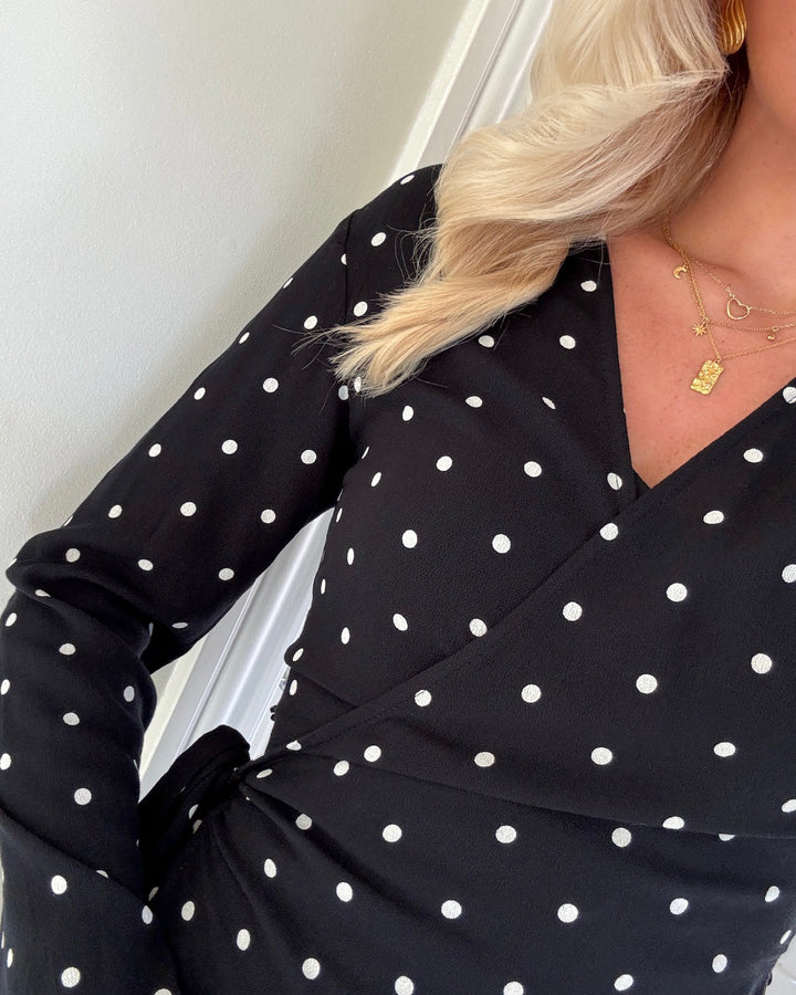 Only kjole keshav ls v-neck wrap black/dots