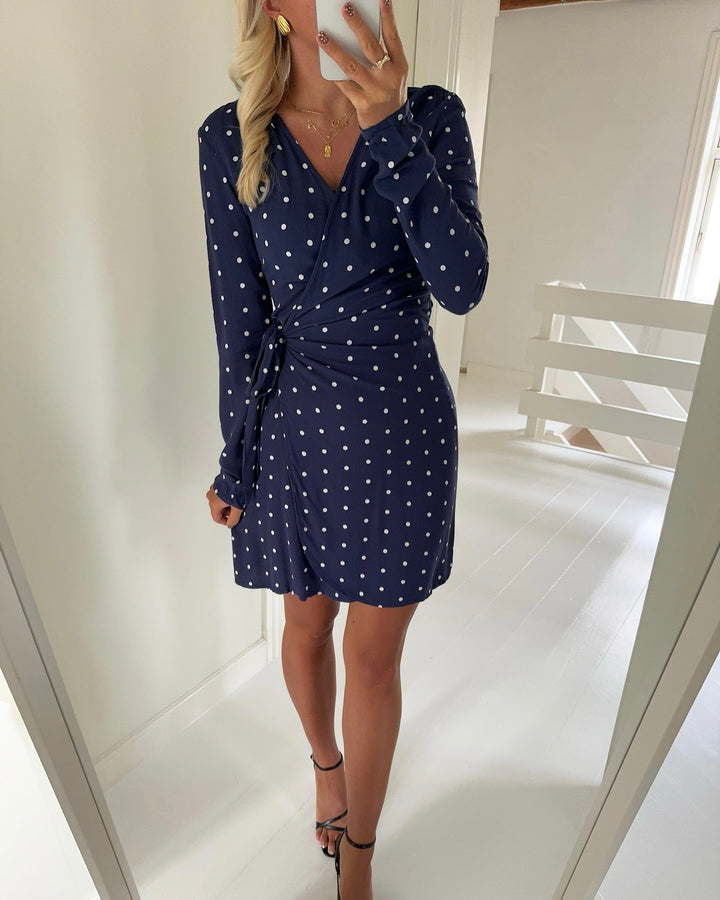 Only kjole keshav ls v-neck wrap patriot blue/dots
