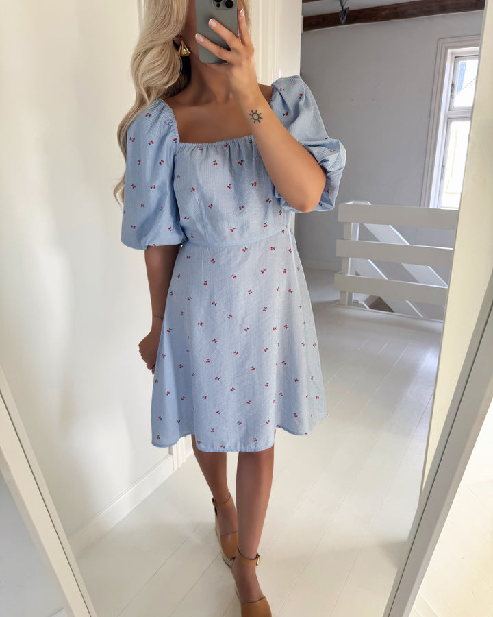 Vero Moda kjole odette 2/4 short snow white/cherry