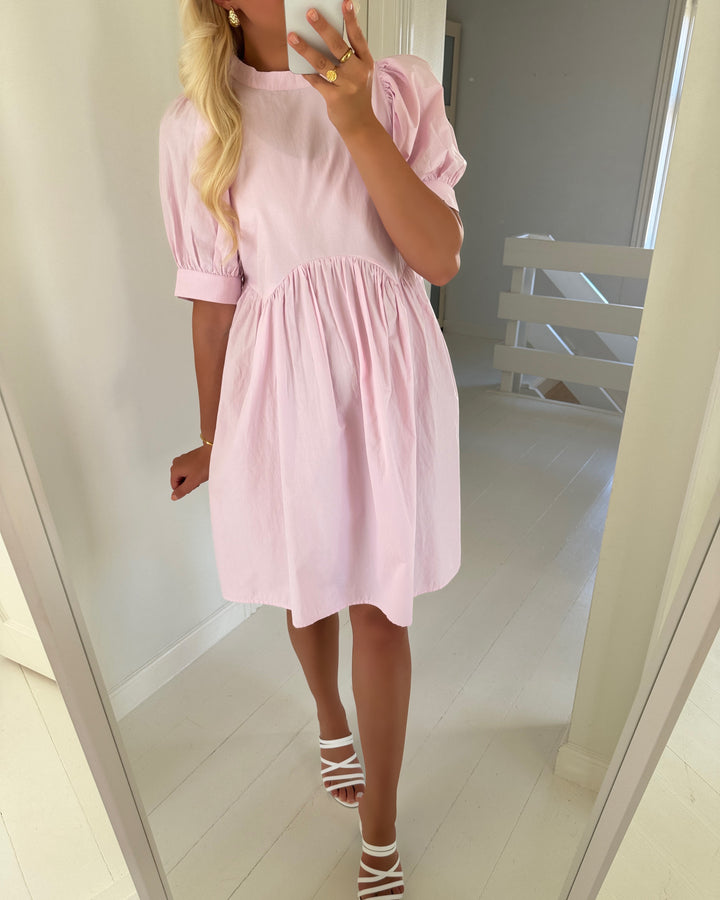 Pieces kjole addy 2/4 0-neck short wvn d2d pink tulle