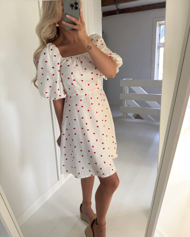 Vero Moda kjole odette 2/4 short snow white/strawberry