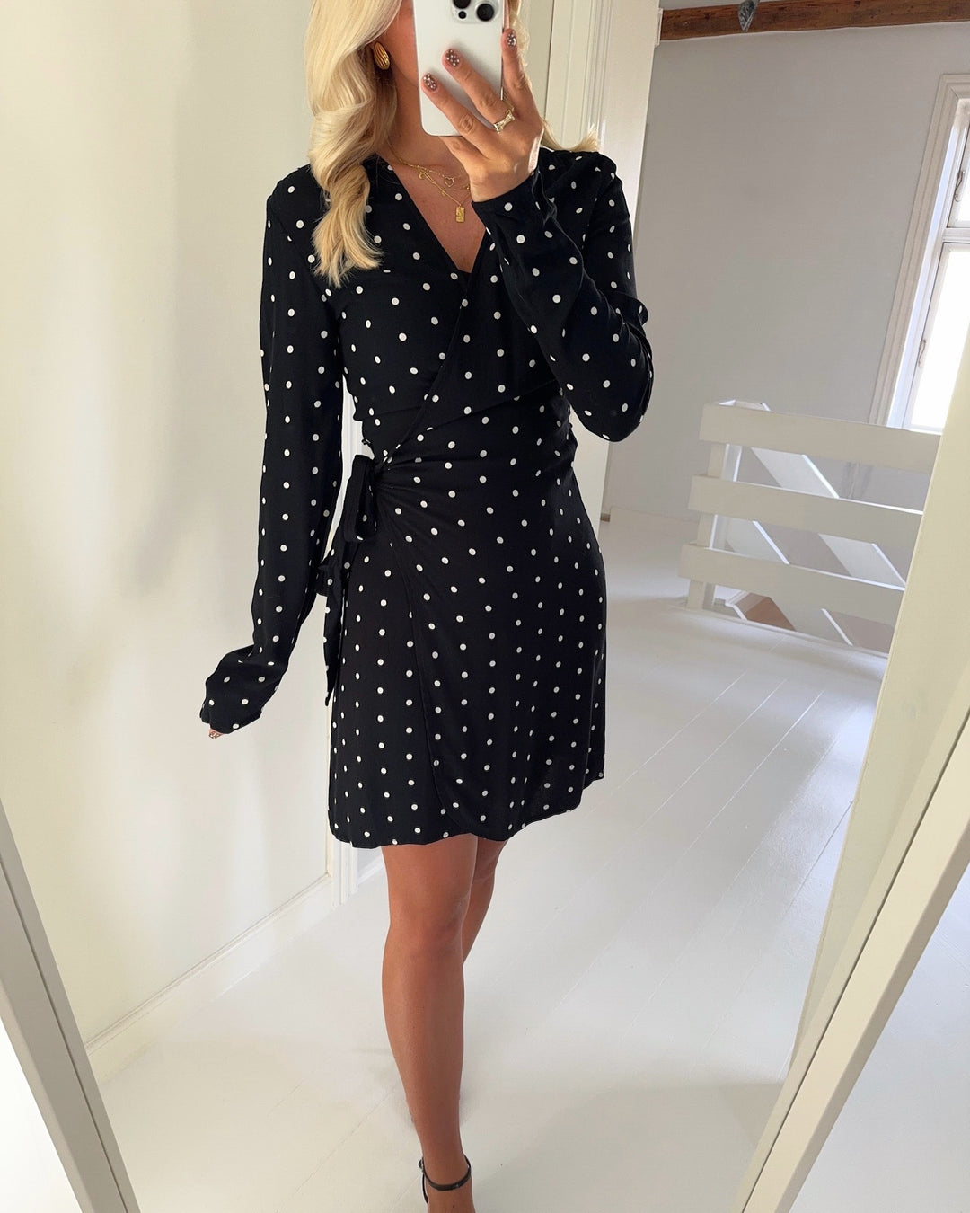 Only kjole keshav ls v-neck wrap black/dots