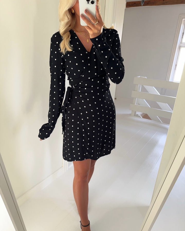 Only kjole keshav ls v-neck wrap black/dots