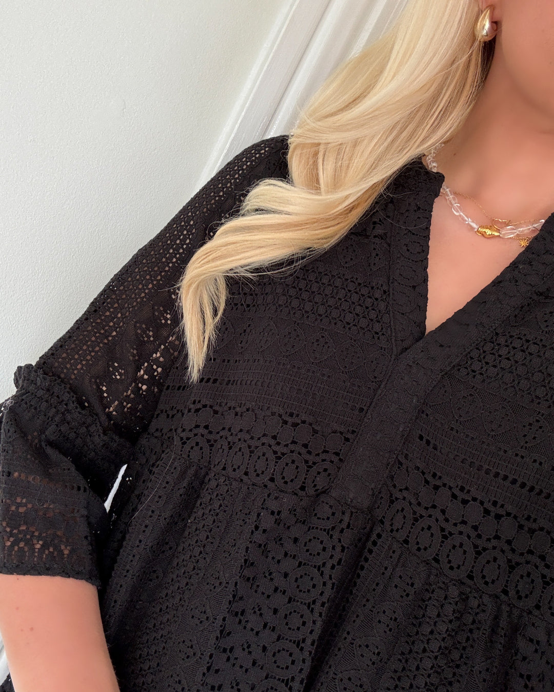 Vero Moda kjole honey lace 3/4 v-neck black/original lace