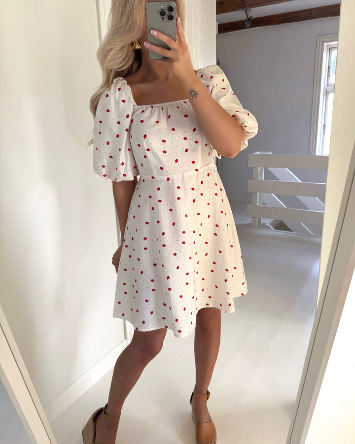 Vero Moda kjole odette 2/4 short snow white/strawberry