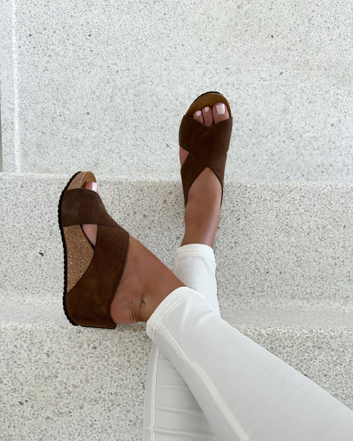 Frances suede sandal dark beige – Dressforsuccess