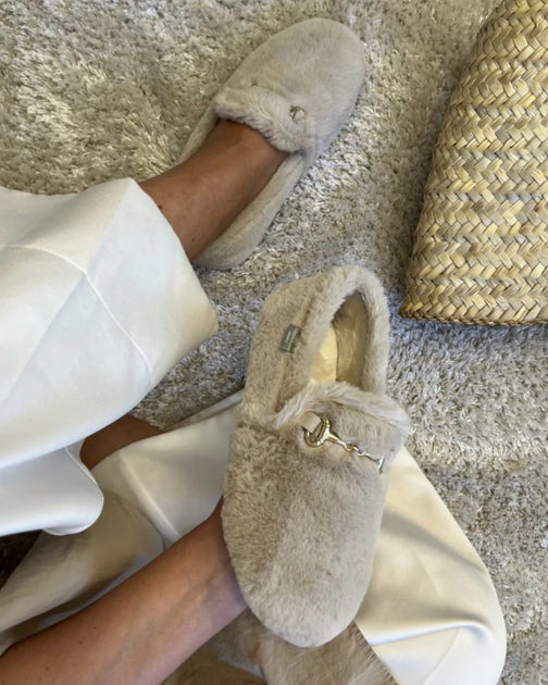 New melania slippers white Dressforsuccess