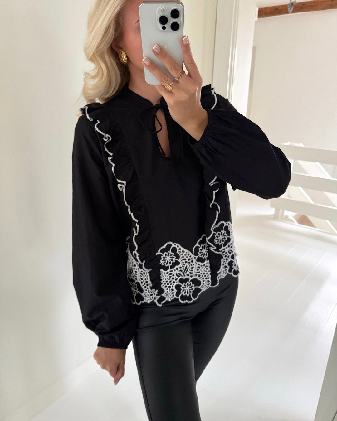 JDY bluse holly ls wvn black/white embroidery