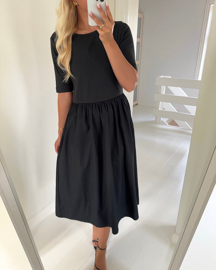 Pieces kjole tonya ss midi wvn black