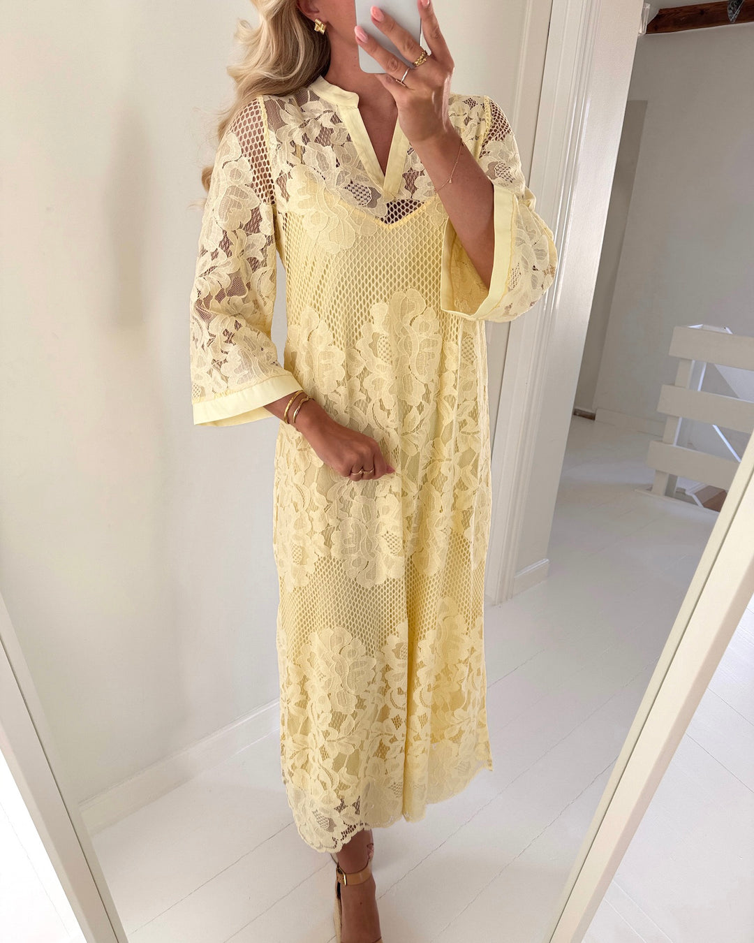 Vero Moda kjole maya lace 7/8 v-neck pale banana - FORUDBESTILLING LEV. UGE 18/19