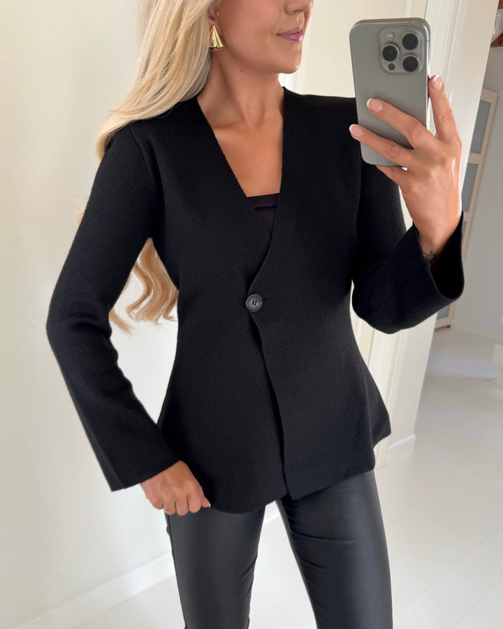 Only cardigan myera life ls one button black