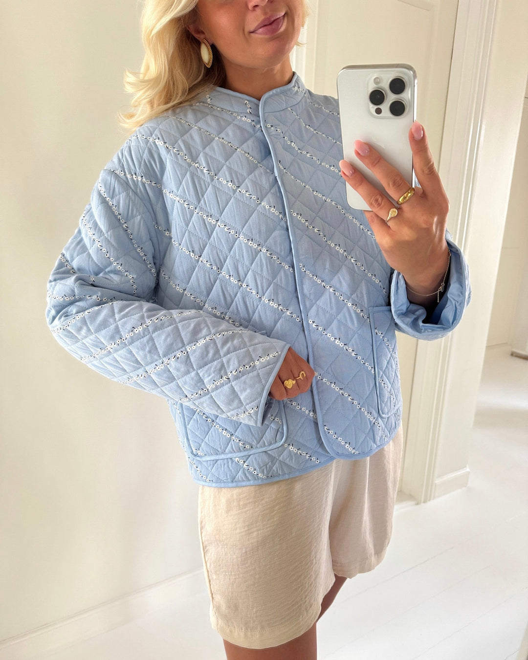 Pieces jakke rikke quilted cashmere blue/cloud dancer & black flower