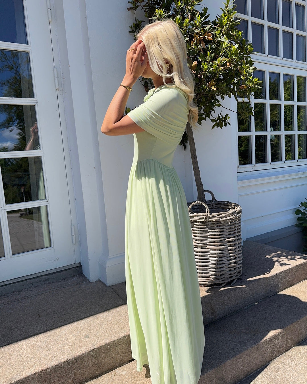 Vero Moda kjole rosetta cape detail maxi celadon green - FORUDBESTILLING LEV. UGE 23