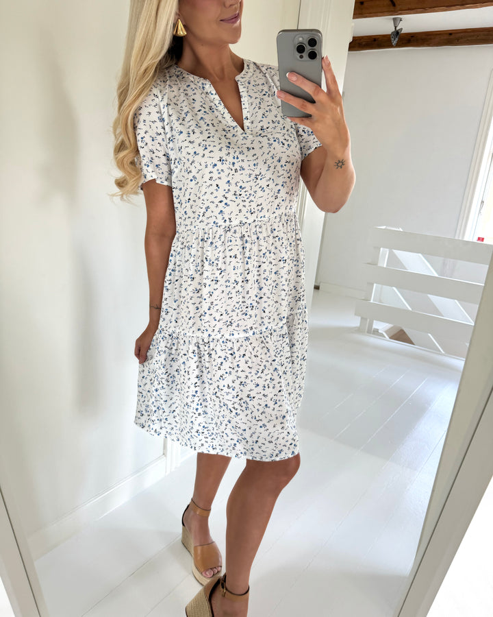 Only kjole zally ss thea cloud dancer/blue ditsy