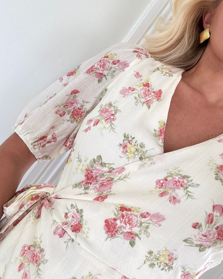 Vero Moda kjole bella 2/4 v-neck wrap 7/8 birch pink bella flower - FORUDBESTILLING LEV. UGE 19