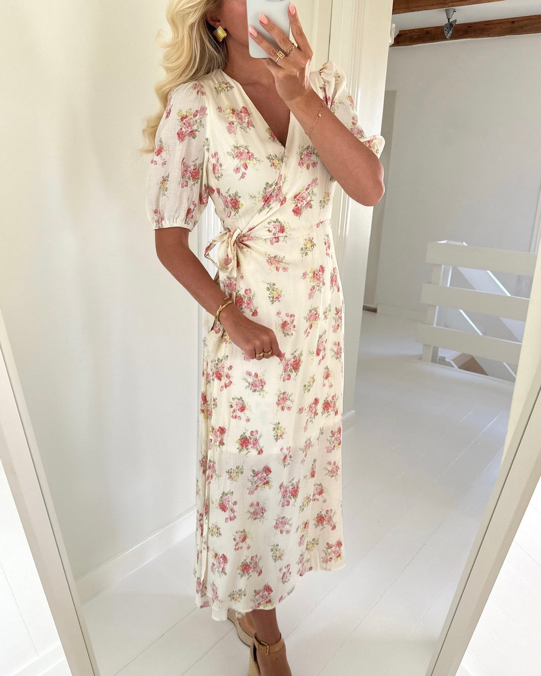 Vero Moda kjole bella 2/4 v-neck wrap 7/8 birch pink bella flower - FORUDBESTILLING LEV. UGE 19
