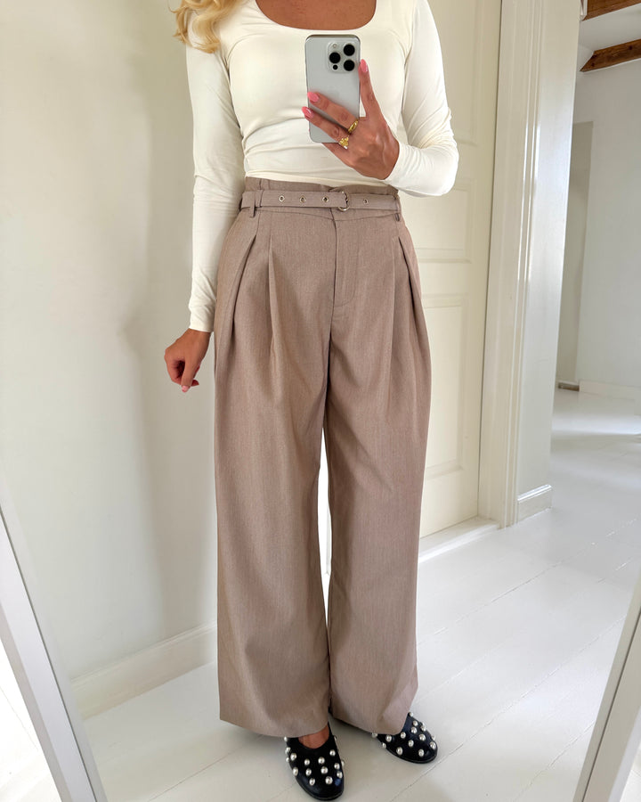 Vero Moda bukser bellis hw wide belt mocha meringue melange/gold buckle/eyelet