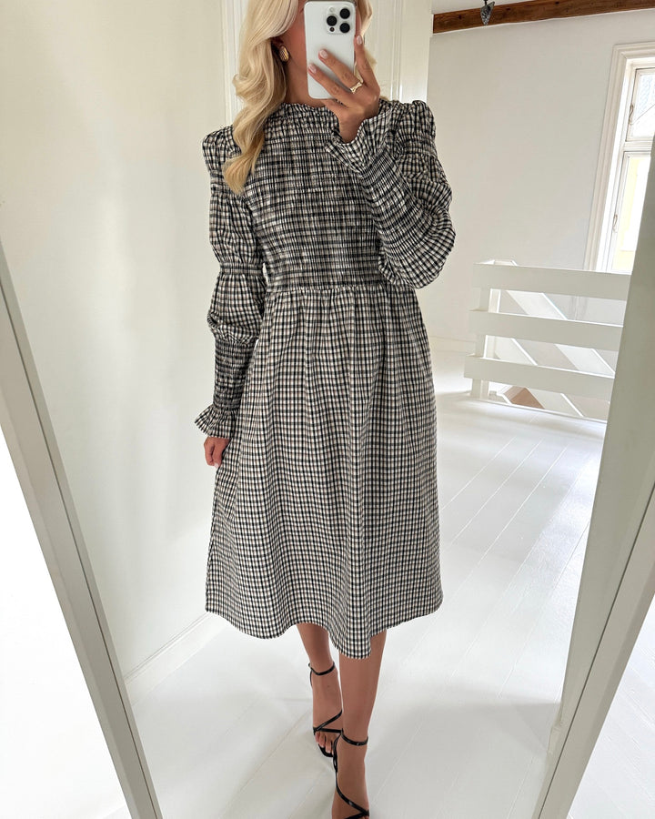 Y.A.S kjole chemma ls smoch midi eggnog/checks - FORUDBESTILLING LEV. UGE 50