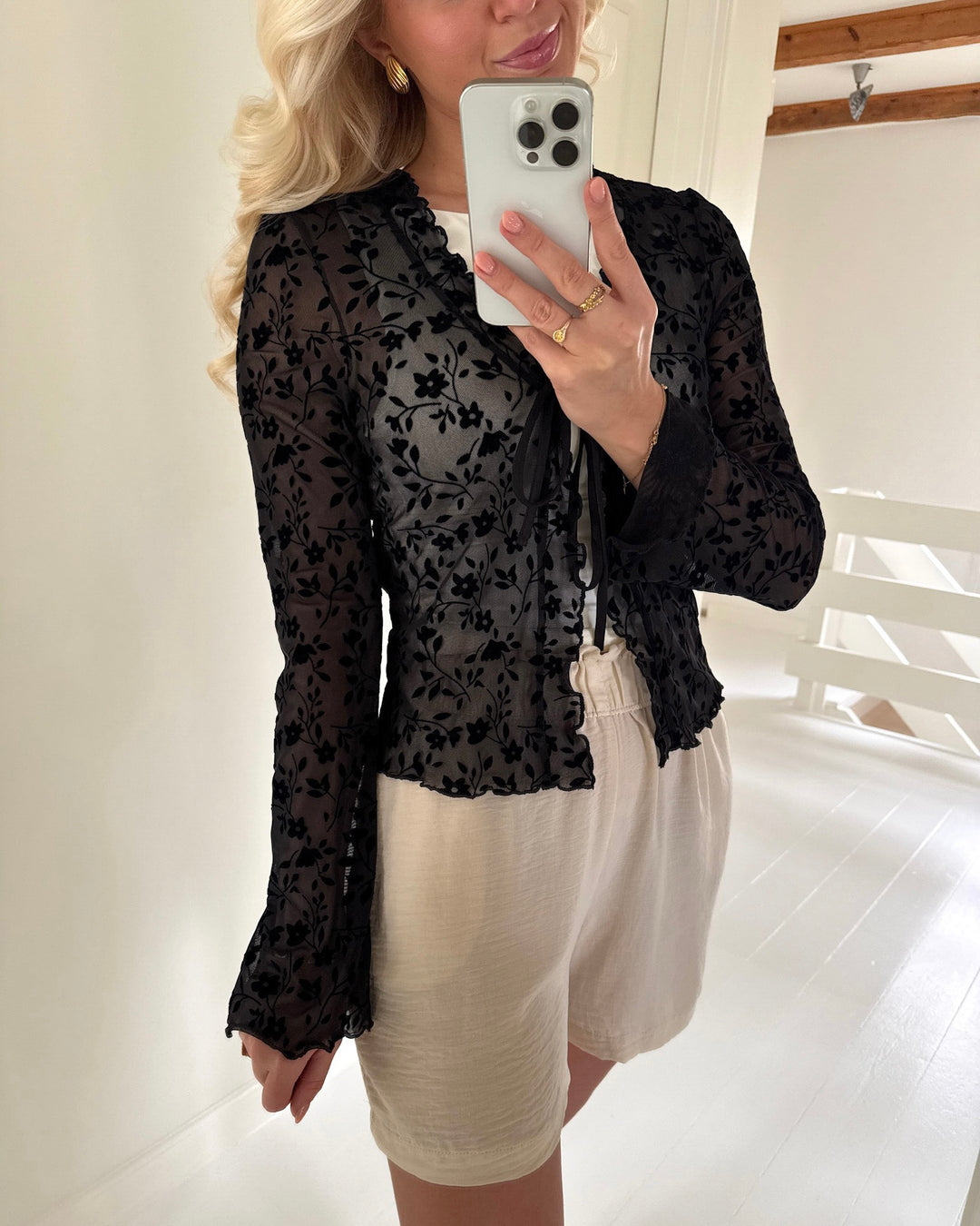 Pieces bluse islie ls tie top black flower - FORUDBESTILLING LEV. UGE 14