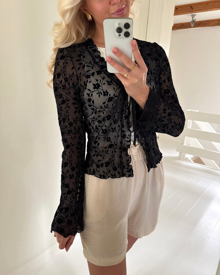 Pieces bluse islie ls tie top black flower - FORUDBESTILLING LEV. UGE 14