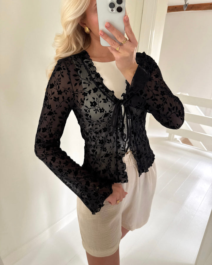 Pieces bluse islie ls tie top black flower - FORUDBESTILLING LEV. UGE 14