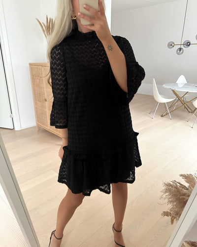 Becca 3/4 short lace dress black - FORUDBESTILLING LEV. UGE 50