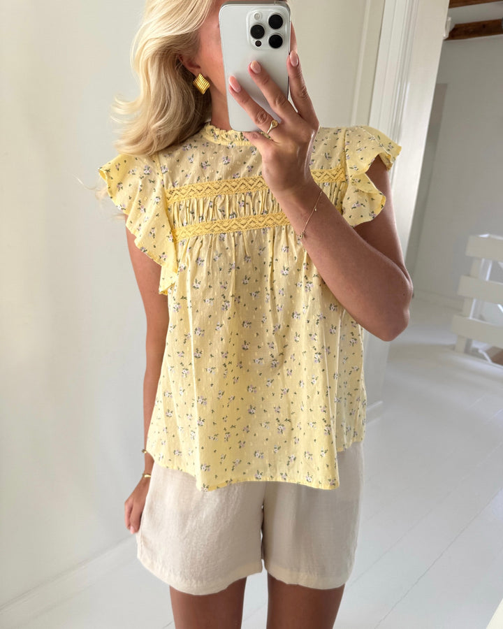 Vero Moda top trine sl lace pale banana maguerite cashmere blue