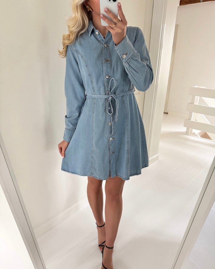 JDY kjole kamma ls belt short light blue denim