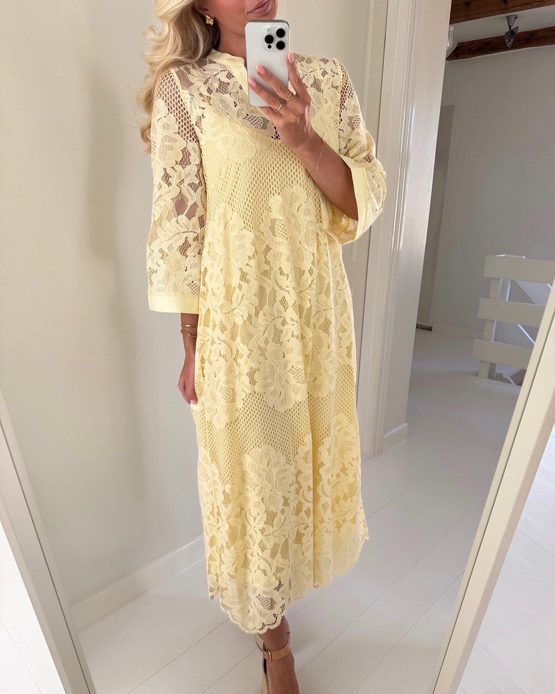 Vero Moda kjole maya lace 7/8 v-neck pale banana - FORUDBESTILLING LEV. UGE 18/19