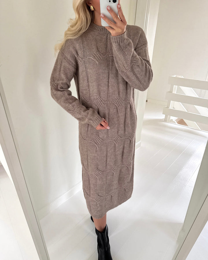 Pieces kjole jenna ls cable knit midi greige - FORUDBESTILLING LEV. UGE 6