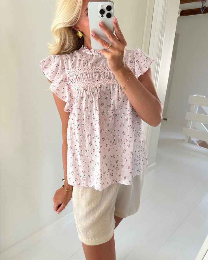 Vero Moda top trine sl lace pink-a-boo maguerite pink cosmos - FORUDBESTILLING LEV. UGE 23