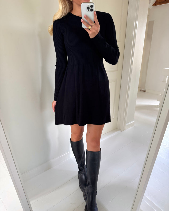 Only kjole alma ls o-neck knit black