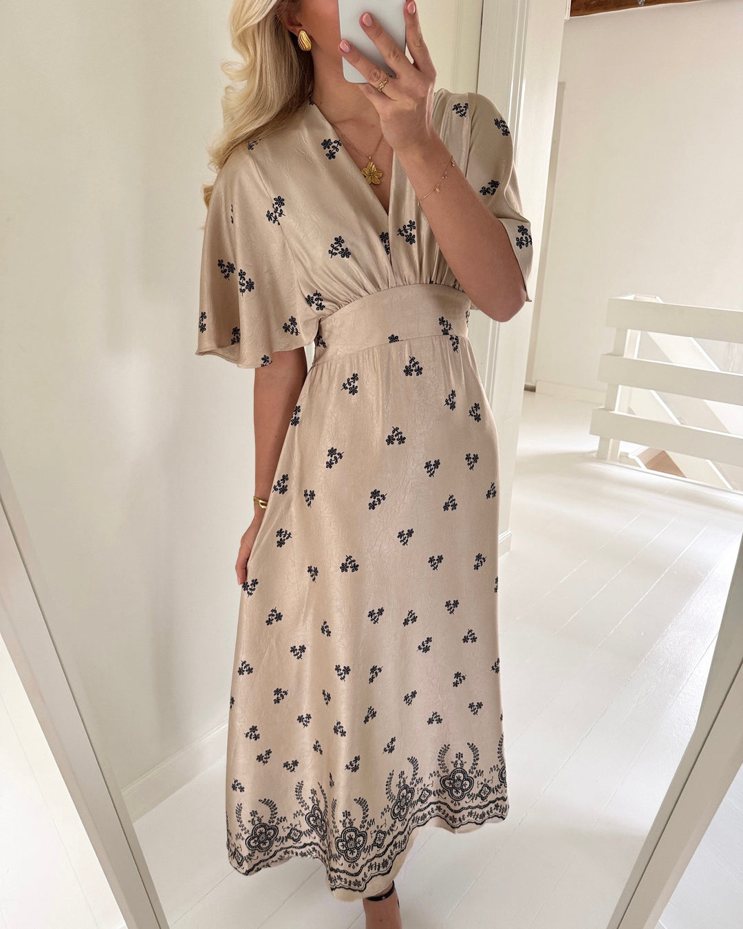 Sister's Point kjole gisela-dr24 champagne/black flower