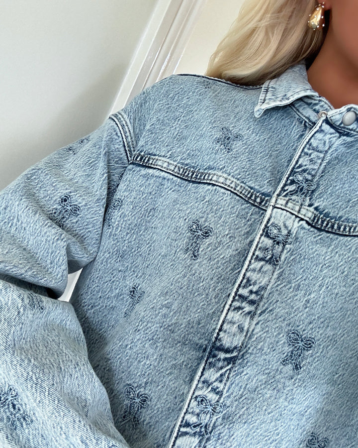 Vero Moda skjorte hayden ls oversized light blue denim/embroidery