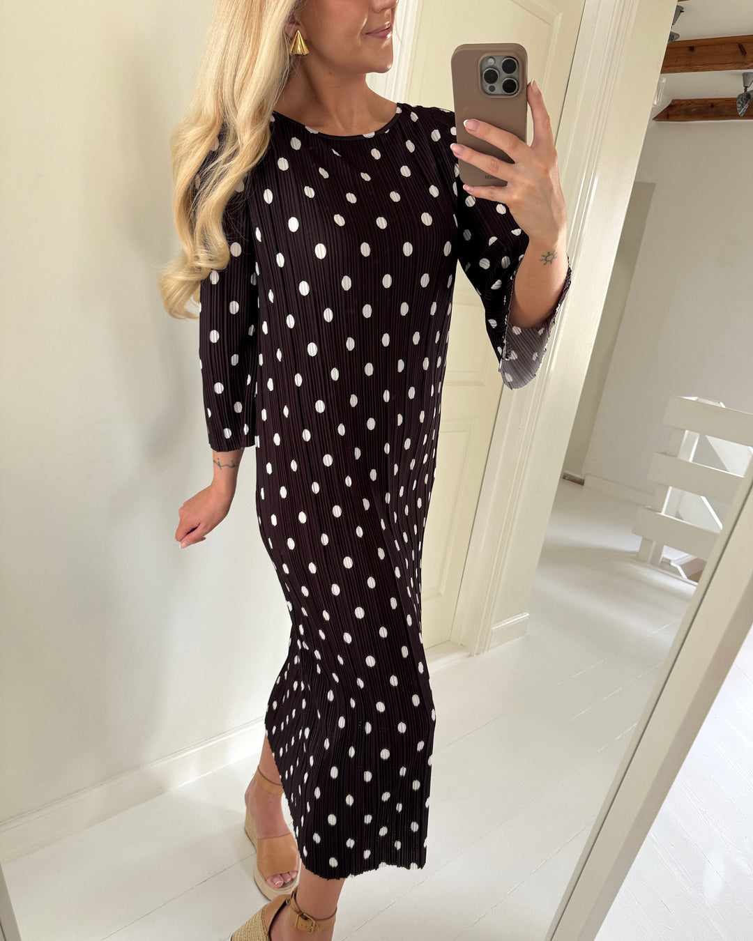 Vero Moda kjole kendal calf plisse chocolate torte/white dots