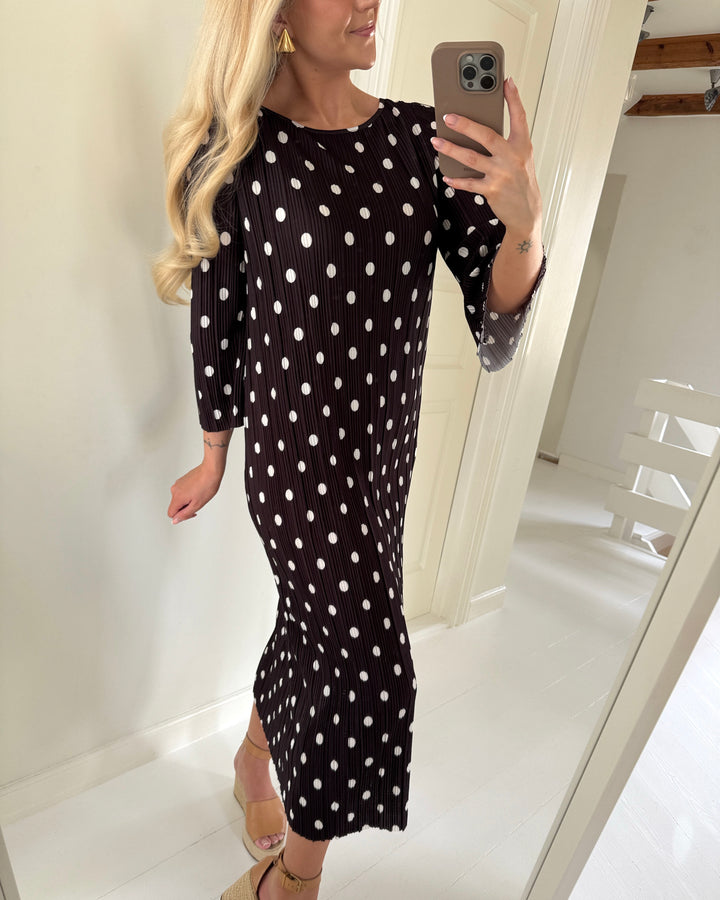 Vero Moda kjole kendal calf plisse chocolate torte/white dots