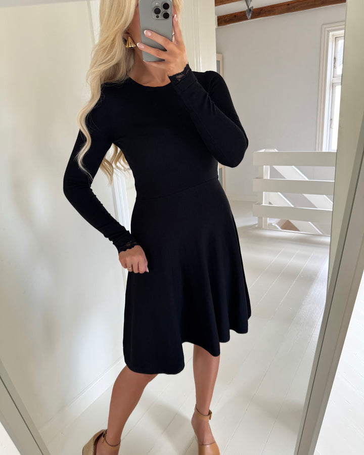 Y.A.S kjole becco ls knit black - FORUDBESTILLING LEV. UGE 35
