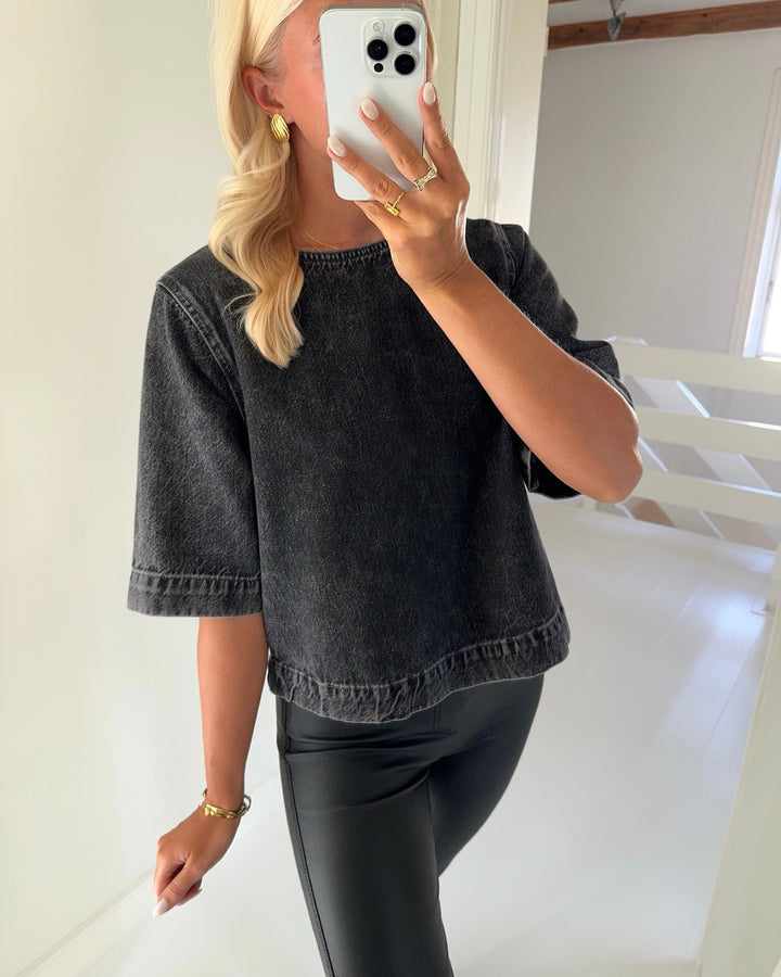 Only top gigi ss denim washed black - FORUDBESTILLING LEV. UGE 42