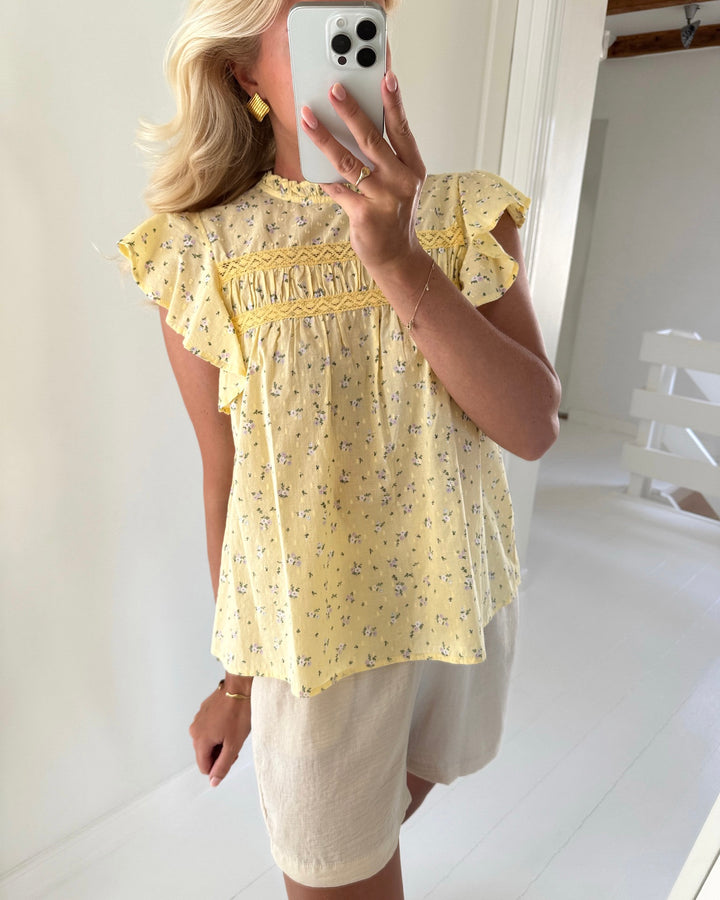 Vero Moda top trine sl lace pale banana maguerite cashmere blue
