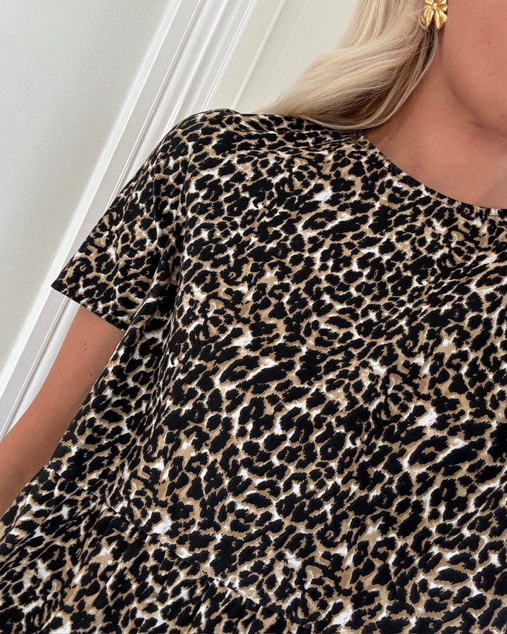 Vero Moda kjole paisley ss o-neck black/leo - FORUDBESTILLING LEV. UGE 37