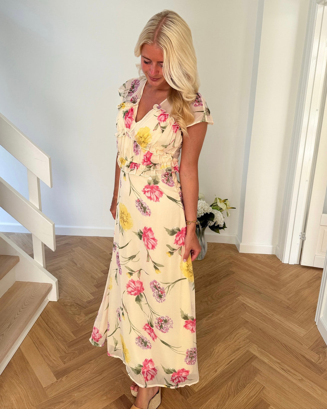 Only kjole valda ss long frill sandshell/big multi flower - FORUDBESTILLING LEV. UGE 23
