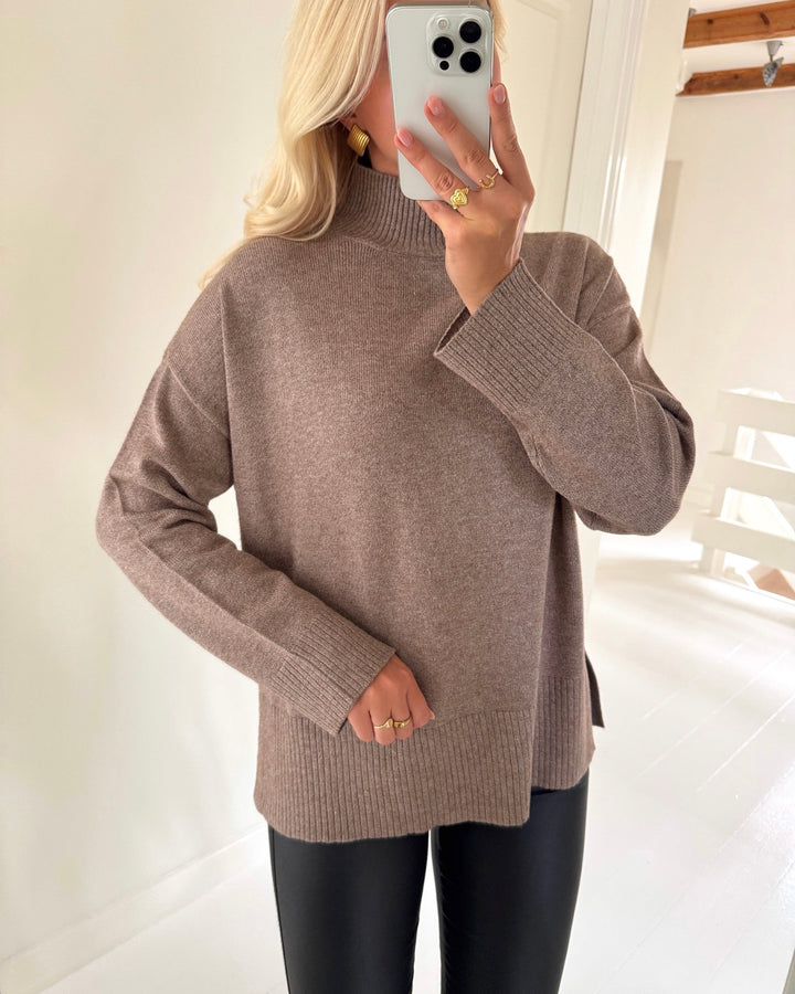 Only striktrøje mary ls high neck slit knit shaved chocolate melange
