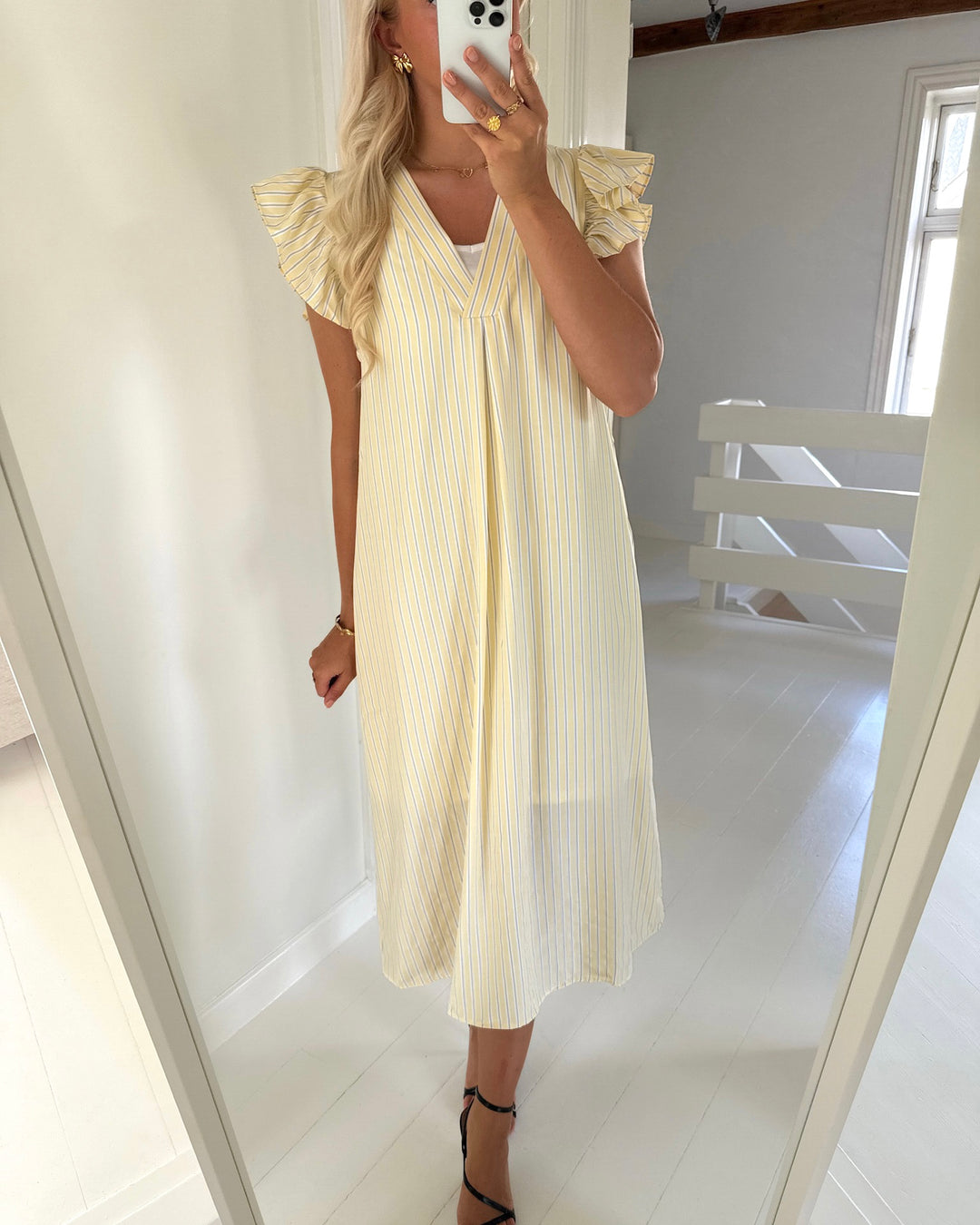 Love&Divine kjole love1383 banana/stripe - FORUDBESTILLING LEV. UGE 34