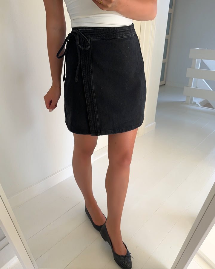 Vero Moda nederdel liza mr short denim wrap black denim