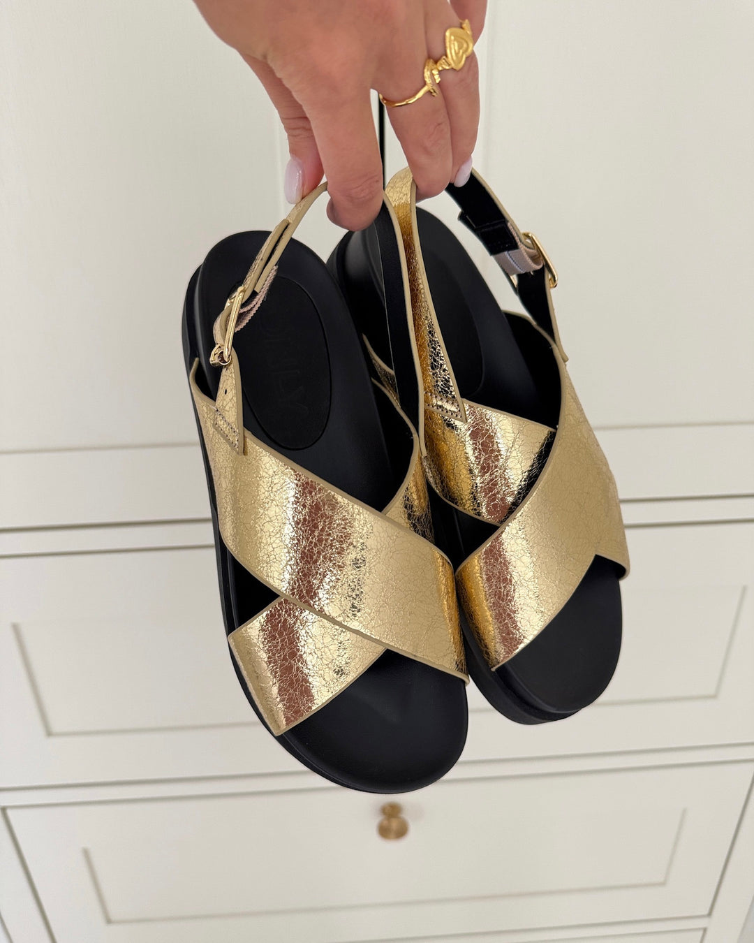 Only sandaler minnie-2 pu gold colour/crinkle