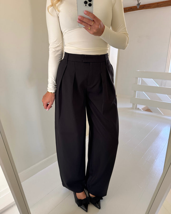 Pieces bukser olivia mw barrel black - FORUDBESTILLING LEV. UGE 39