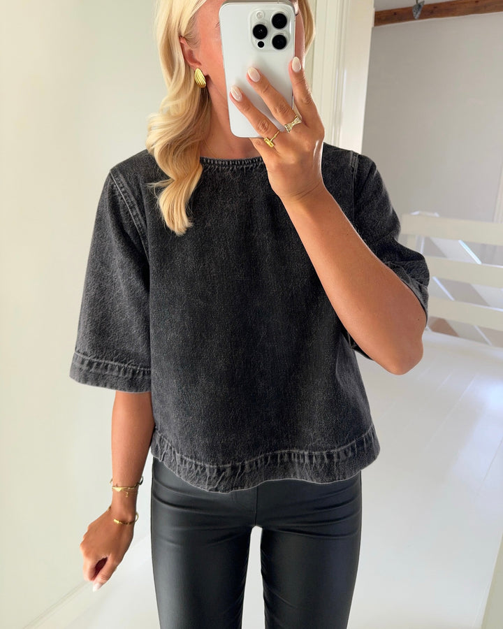 Only top gigi ss denim washed black - FORUDBESTILLING LEV. UGE 42
